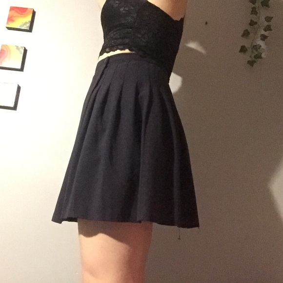 Pleated high waisted skirt - Picture 3 of 6